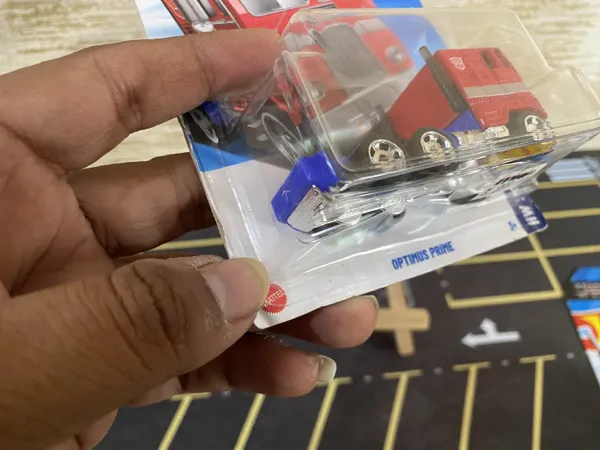 HOT_WHEELS__1:64_SCALE_OPTIMUS_PRIME_HW_SCREEN_TIME_6/10_RED_104/250_(IMPORTED)