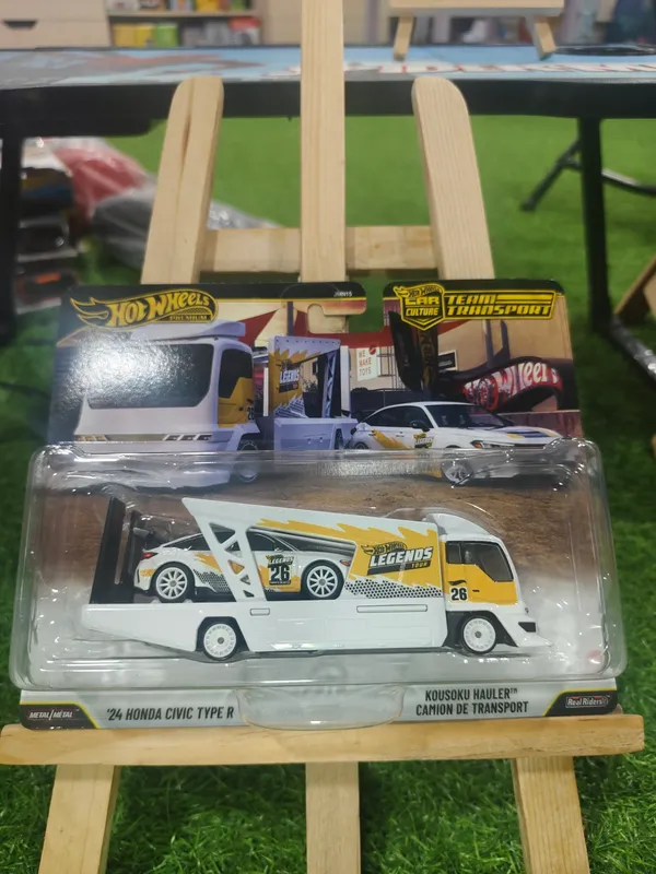 HotWheels_Premium_1:64_Scale_Model_Car_Culture_Team_Transport_KOUSOKU_WITH_24_HONDA_CIVIC_TYPE_R_JMN15_WHITE_LEGENDS_TOUR