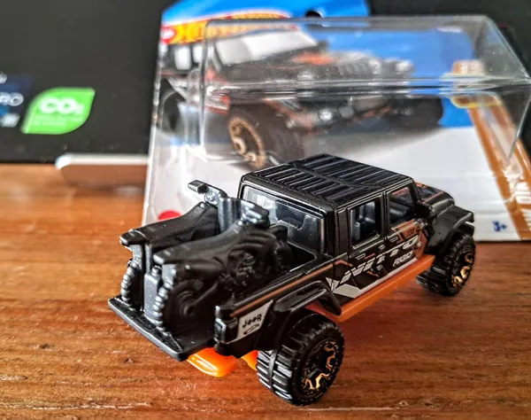 HOT_WHEELS_20_JEEP_GLADIATOR_HW_DIRT_8/10_BLACK_130/250_(IMPORTED)