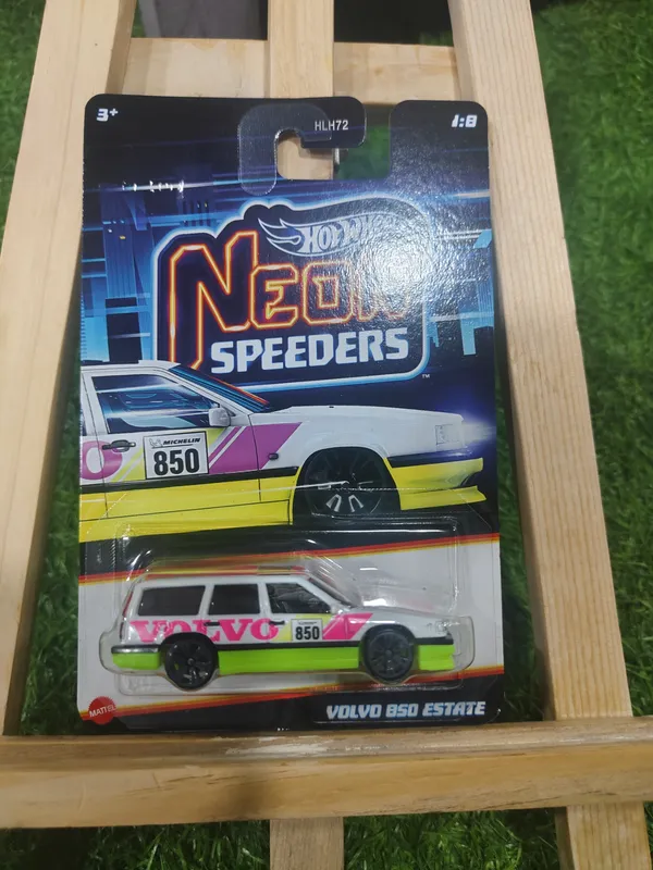 HotWheels_1:64_SILVER_SERIES_NEON_SPEEDERS__VOLVO_850_ESTATE_WHITE_1/8_JKX93