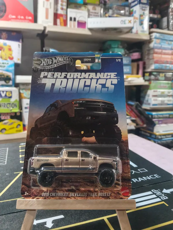 HotWheels_1:64_SILVER_SERIES_PERFORMANCE_TRUCKS_2019_CHEVROLET_SILVERADO_TRIAL_BOSS_LT_JKX71_GOLDEN_1/5