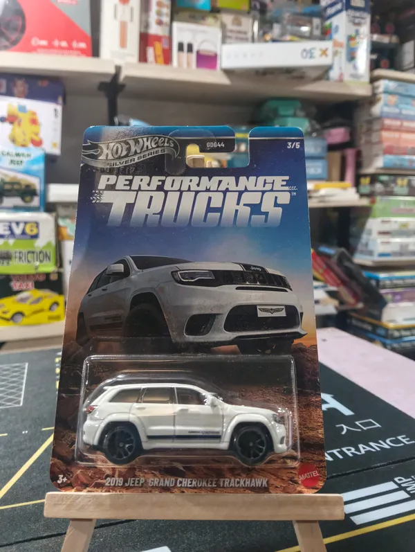 HotWheels_1:64_SILVER_SERIES_PERFORMANCE_TRUCKS_2019_JEEP_GRAND_CHEROKEE_TRACKHAWK_JKX73_WHITE_3/5
