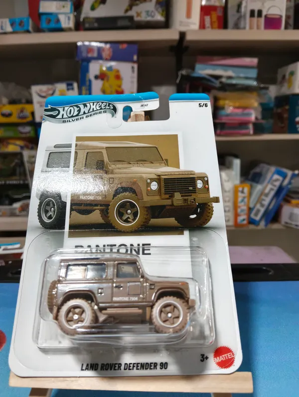 HotWheels_1:64_Scale_SILVER_SERIES_PANTONE_7504_LAND_ROVER_DEFENDER_90_JKY62_5/6