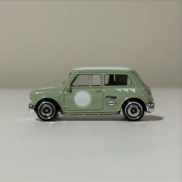 Hot_Wheels_1:64_Scale_AUSTIN_MINI_COOPER_S_THEN_AND_NOW_1/10_BLUE_71/250