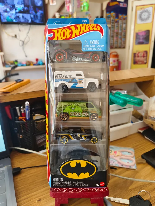 Hot_Wheels_1:64_Scale_BATMAN_JKG08_Pack_of_5_(Batmobile_/_Armored_Truck_/_70s_Van_/_Blvd._Bruiser_/_Batplane)
