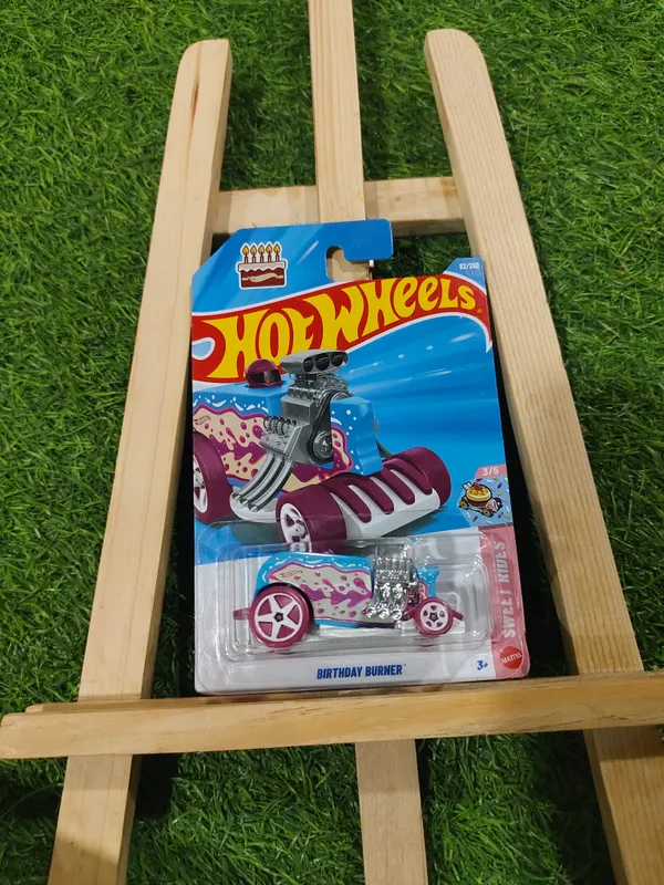 Hot_Wheels_1:64_Scale_BURETHDAY_BURNER_SWEET_RIDES_3/5_PINK_&BLUE_82/250_