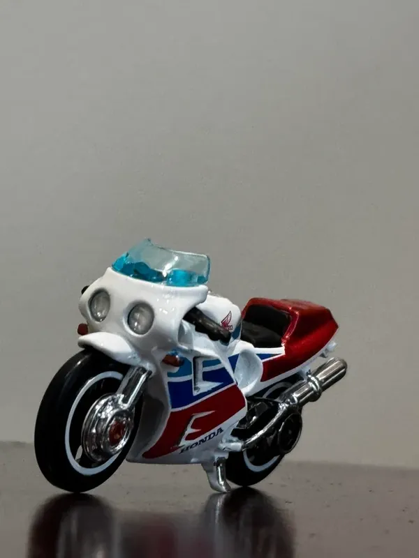 Hot_Wheels_1:64_Scale_HONDA_VFR750R_(RC30)_Moto_Motos_4/5_White_224/250