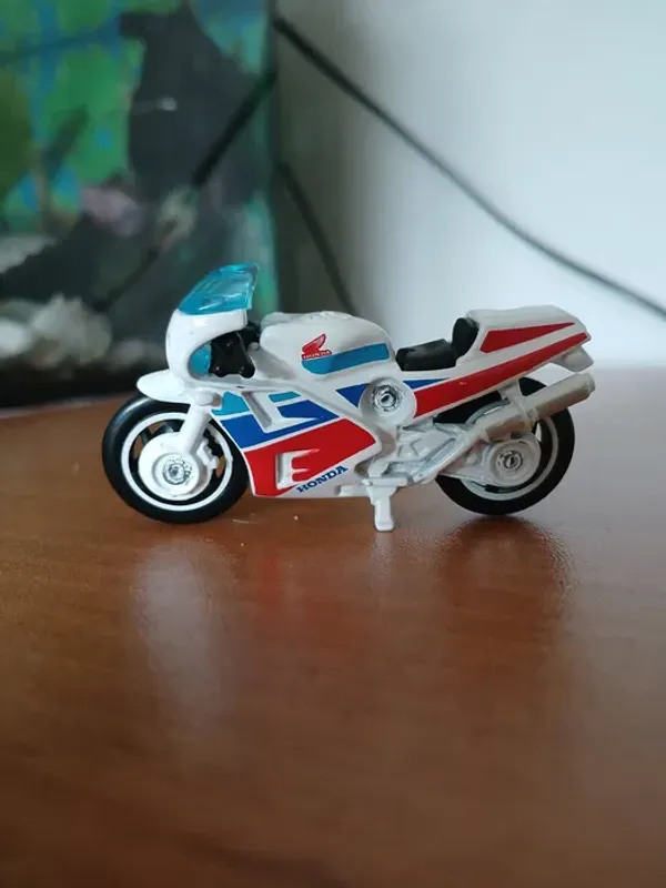 Hot_Wheels_1:64_Scale_HONDA_VFR750R_(RC30)_Moto_Motos_4/5_White_224/250