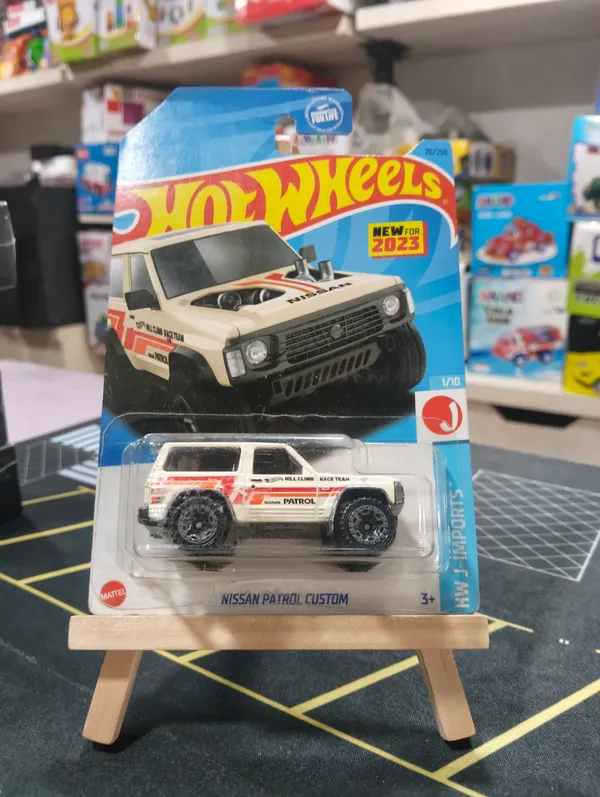 Hot_Wheels_1:64_Scale_NISSAN_PATROL_CUSTOM_HW_J_IMPORTS_1/10_Ivory_20/250_(USA_IMPORTED)