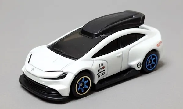 Hot_Wheels_1:64_Scale_TOYOTA_PRIUS_CUSTOM_HW_J-IMPORTS_1/10_WHITE_60/250