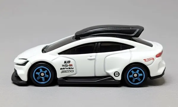Hot_Wheels_1:64_Scale_TOYOTA_PRIUS_CUSTOM_HW_J-IMPORTS_1/10_WHITE_60/250