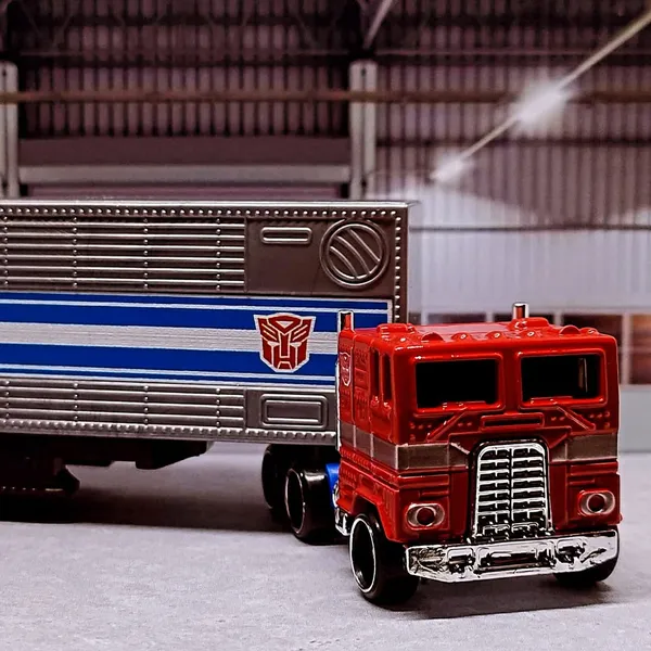 Hot_Wheels_1:64_Scale_TRACK_FLEET_OPTIMUS_PRIME_HXH02_TRANSFORMERS