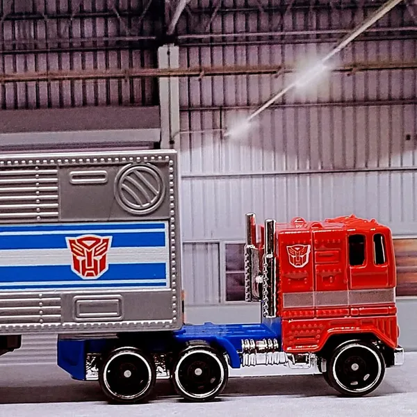 Hot_Wheels_1:64_Scale_TRACK_FLEET_OPTIMUS_PRIME_HXH02_TRANSFORMERS