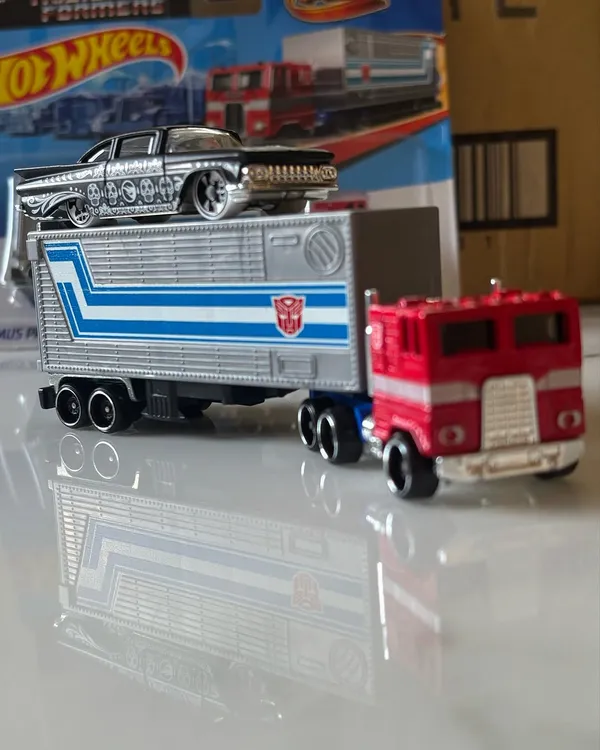 Hot_Wheels_1:64_Scale_TRACK_FLEET_OPTIMUS_PRIME_HXH02_TRANSFORMERS