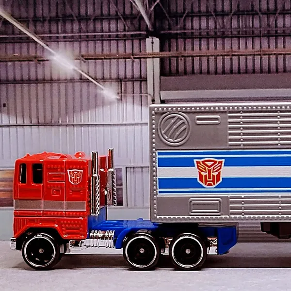 Hot_Wheels_1:64_Scale_TRACK_FLEET_OPTIMUS_PRIME_HXH02_TRANSFORMERS
