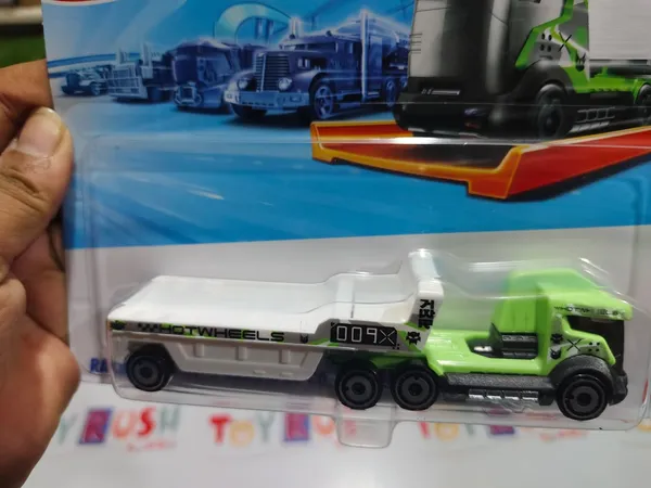 Hot_Wheels_1:64_Scale_TRACK_FLEET_RACING_CONVOY_JCM67