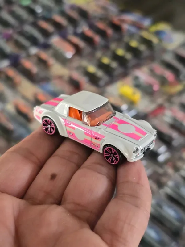 Hot_Wheels_1:64_Scale_SILVER_SERIES_NEON_SPEEDERS_DATSUN_FAIRLADY_2000_5:8