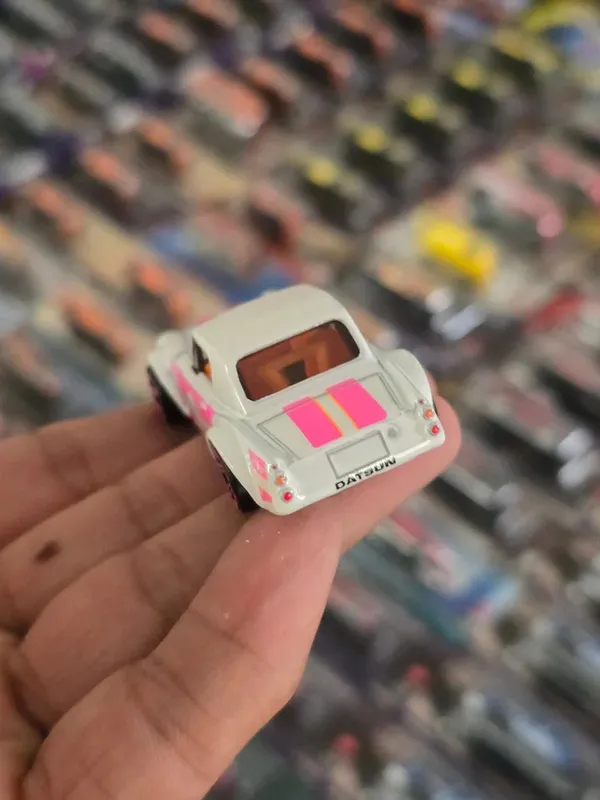 Hot_Wheels_1:64_Scale_SILVER_SERIES_NEON_SPEEDERS_DATSUN_FAIRLADY_2000_5:8