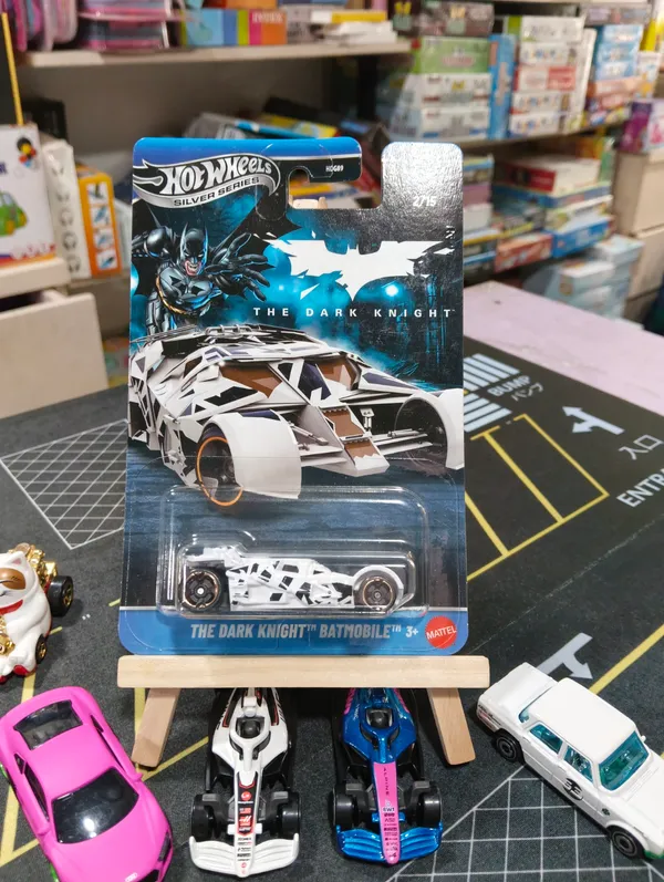 HotWheels_1:64_Scale_SILVER_SERIES_BATMAN_THE_DARK_KNIGHT_BATMOBILE_JKW93_2/15_WHITE