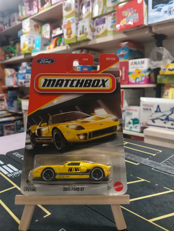 Matchbox_1:64_Scale_2005_FORD_GT_93/125_YELLOW