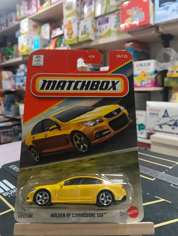 Matchbox_1:64_Scale_HOLDEN_VF_COMMODORE_SSV_84/125_YELLOW