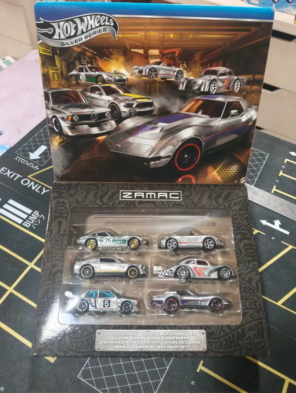 Hot_Wheels_Sliver_Series_THEMED_MULTIPACK_ZAMAC_JLB26_(Toyota_2000GT_/_Porsche_Boxster_Spyder_/_'10_Ford_Shelby_GT500_Super_Snake_/_Volkswagen_Käfer_Racer_/_BMW_320_Group_5_/_'69_Corvette)