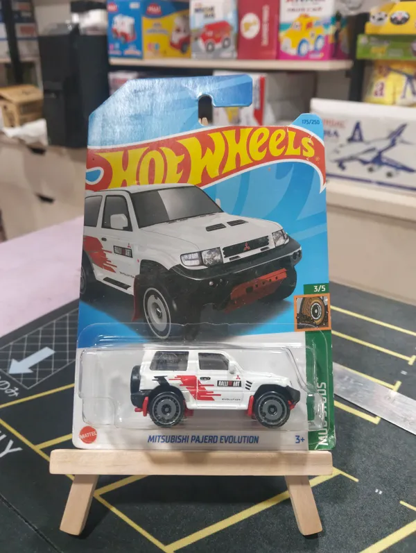 Hot_Wheels_1:64_Scale_MITSUBISHI_PAJERO_EVOLUTION_MUD_STUDS_3/5_WHITE_175/250