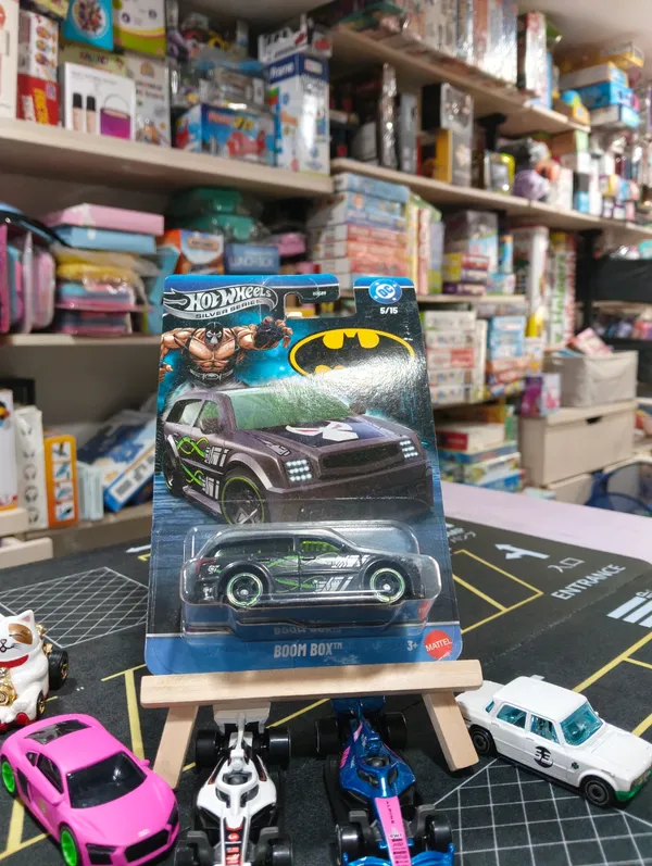 HotWheels_1:64_Scale_SILVER_SERIES_BATMAN_BOOM_BOX_JKW92_5/15_GRAY