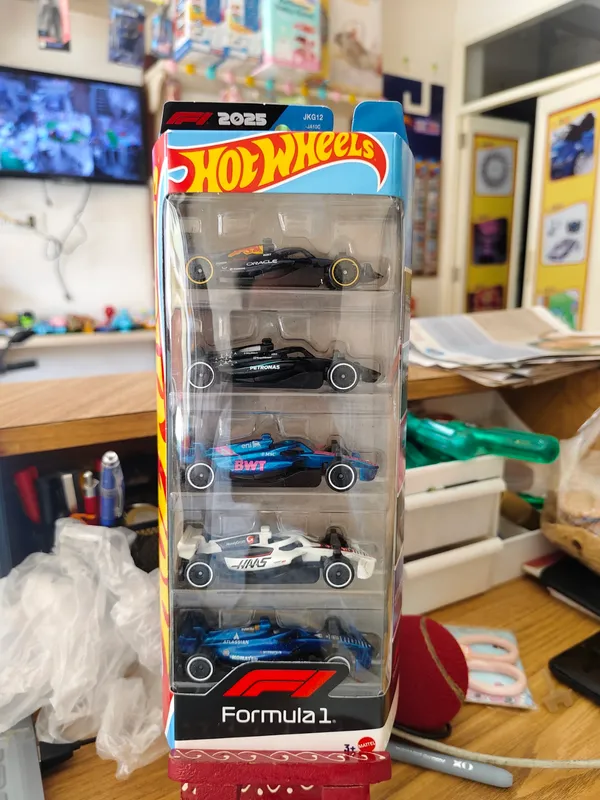 Hot_Wheels_1:64_Scale_FORMULA_1_2025_JKG12_Pack_of_5_(Oracle_Red_Bull_Racing,_Mercedes‑AMG_Petronas_Formula_One_Team,_BWT_Alpine_F1_Team,_MoneyGram_Haas_F1_Team,_Williams_Racing)