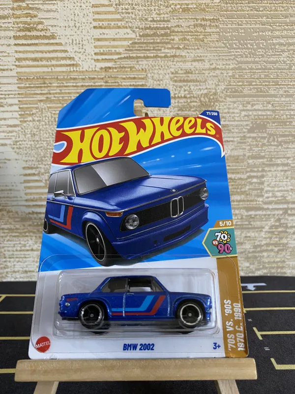 Hot_Wheels_1:64_Scale_BMW_2002_70S_VS_90S_5/10_BLUE_77/250