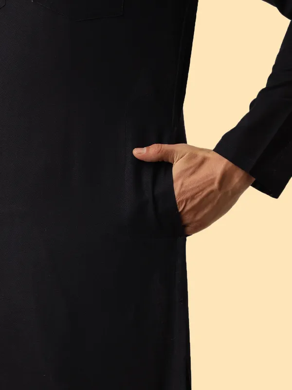 Black_Regular_Straight_Knee_Length_Solid_Kurta_For_Men