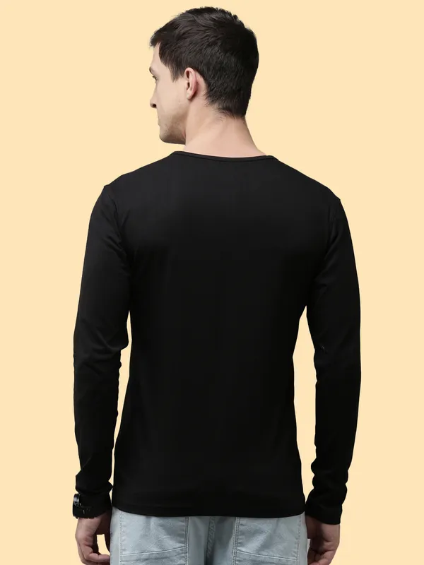 Black_Round_Neck_Solid_Pure_Cotton_Tshirt_For_Men