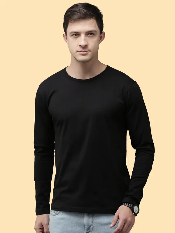 Black_Round_Neck_Solid_Pure_Cotton_Tshirt_For_Men