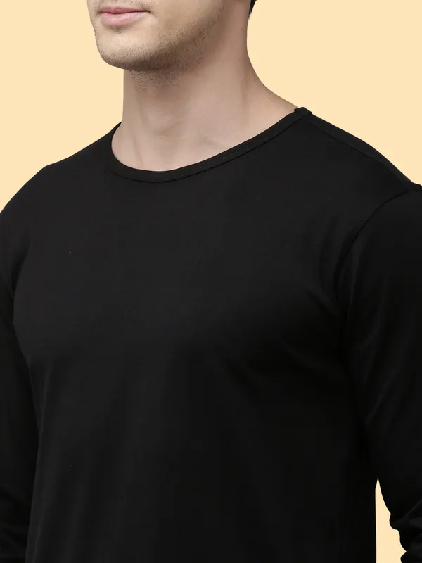 Black_Round_Neck_Solid_Pure_Cotton_Tshirt_For_Men
