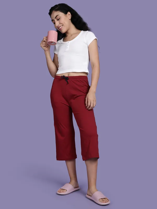 Kryptic_flare_capri_pure_cotton_solid_relaxed_fit_with_side_pocket_Women_Maroon_Capri