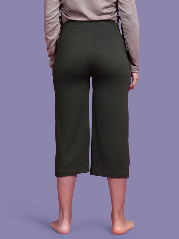 Kryptic_Solid_cotton_relaxed_fit_parallel_capri_with_side_pocket_Women_Green_Capri