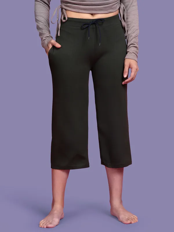 Kryptic_Solid_cotton_relaxed_fit_parallel_capri_with_side_pocket_Women_Green_Capri