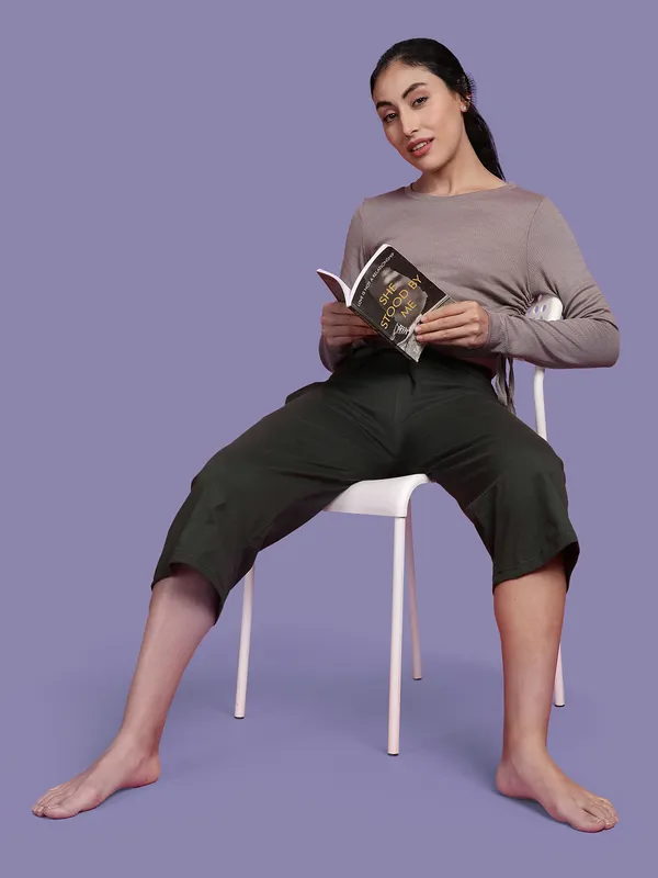 Kryptic_Solid_cotton_relaxed_fit_parallel_capri_with_side_pocket_Women_Green_Capri