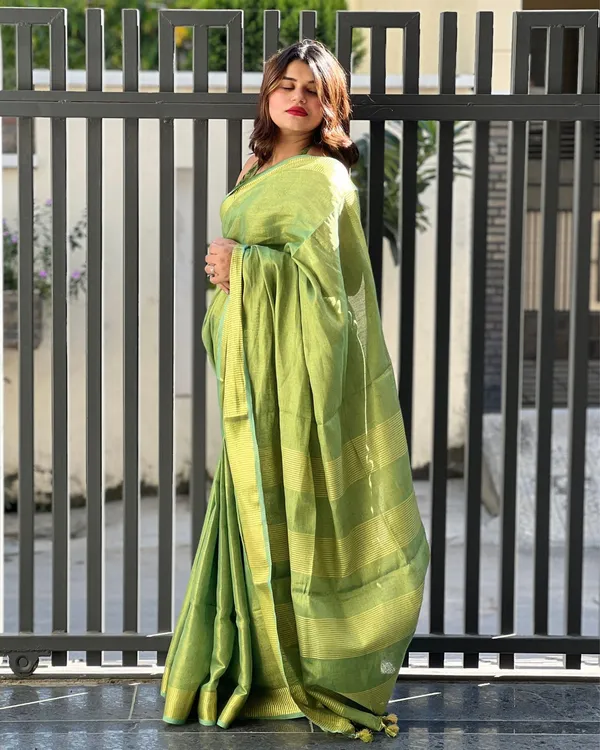 Inspiring_Pure_Tissue_Linen_Handdyed_Saree_Green