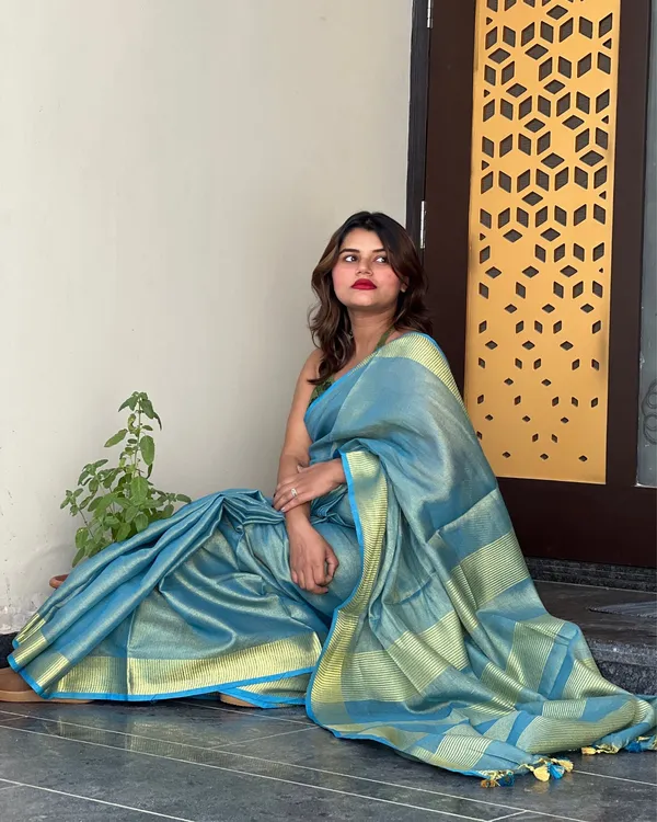 Graceful_Pure_Tissue_Linen_Blue_Handdyed_Saree
