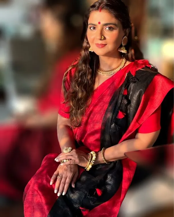 Unique_Handwoven_Pure_Linen_Black_Saree
