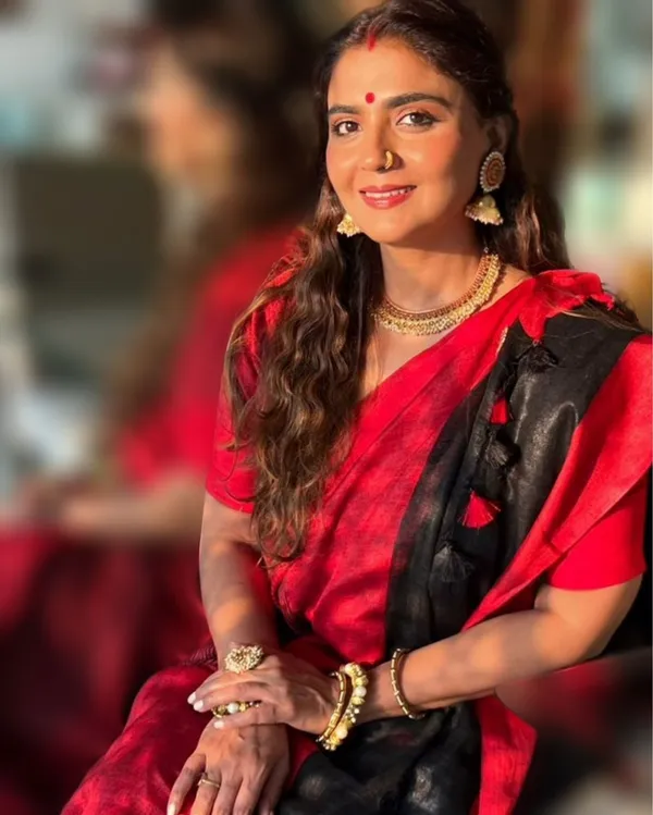 Unique_Handwoven_Pure_Linen_Black_Saree