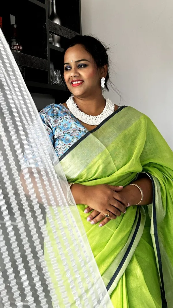 Illuminating_Handwoven_Pure_Linen_Green_Saree