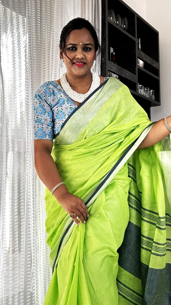 Illuminating_Handwoven_Pure_Linen_Green_Saree