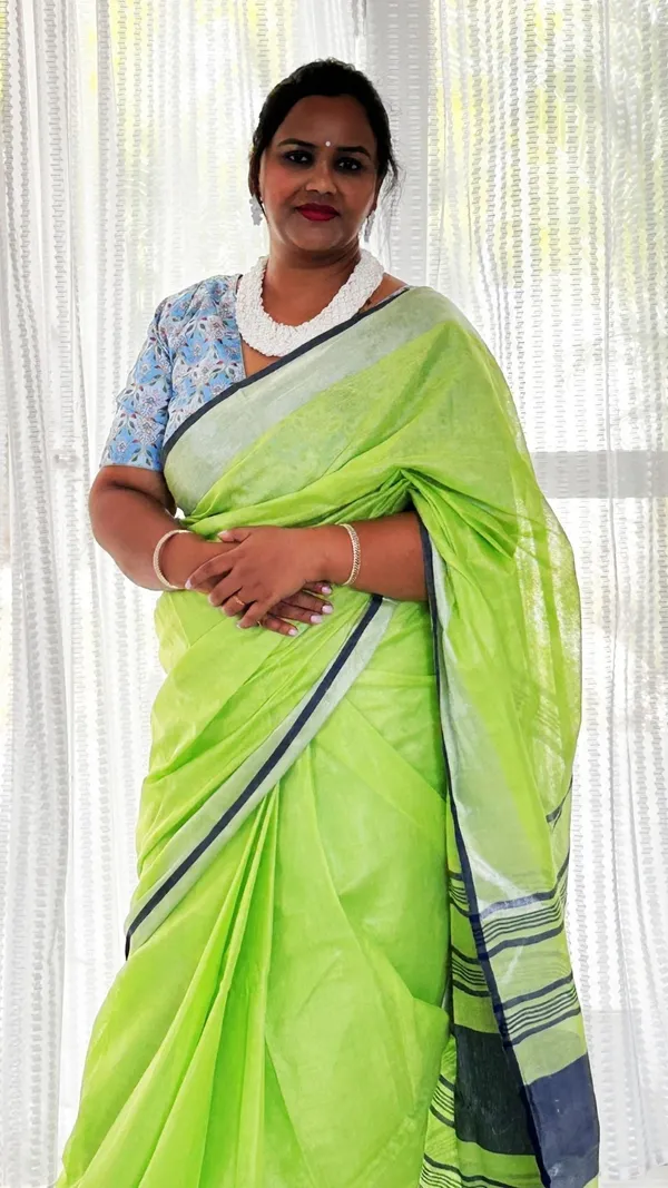 Illuminating_Handwoven_Pure_Linen_Green_Saree