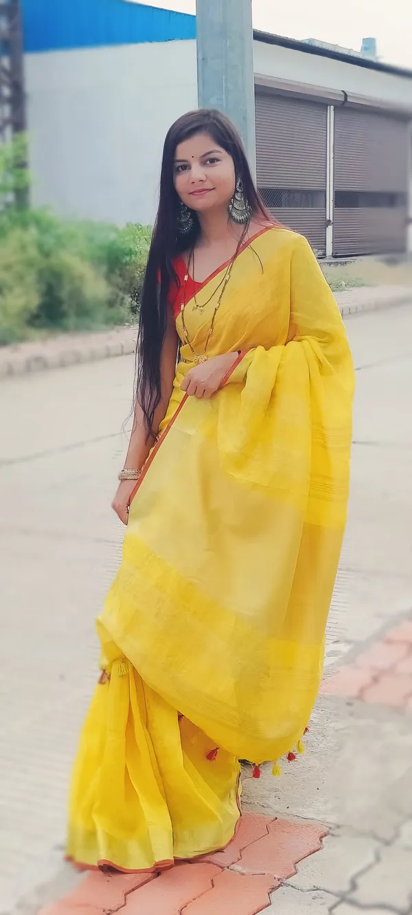 Empowering_Handwoven_Pure_Linen_Yellow_Saree