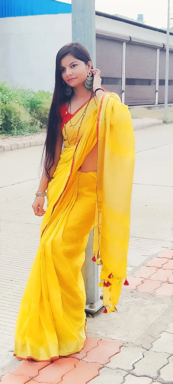 Empowering_Handwoven_Pure_Linen_Yellow_Saree