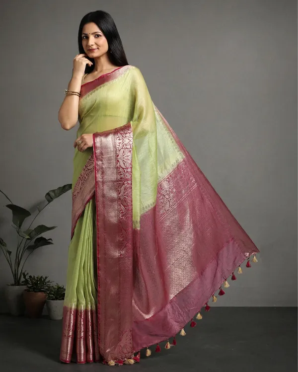 Bold_Banarasi_Silk_Linen_Green_Handloom_Saree