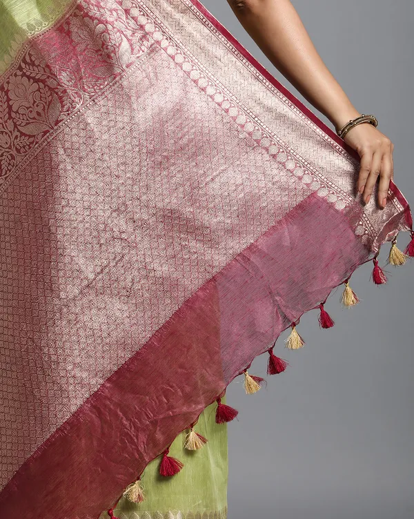 Bold_Banarasi_Silk_Linen_Green_Handloom_Saree
