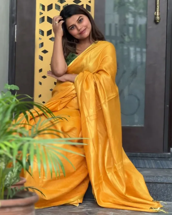 Gleaming_Pure_Tissue_Linen_Yellow_Handdyed_Saree